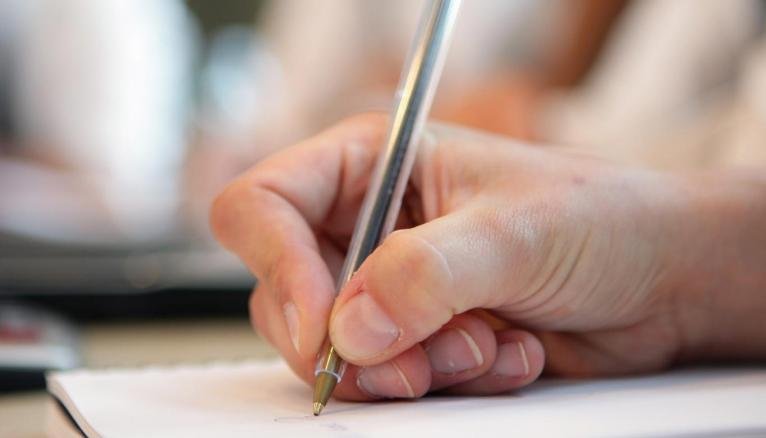 3 marques de stylos made in cameroun