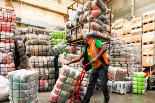 0710-22577-avec-38-9-milliards-d-importations-la-friperie-prospere-sur-les-ruines-de-la-filiere-textile-locale_L